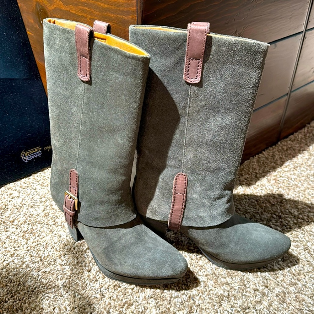 EARTHIES “Lintz” Grey Suede Boots Size 8B
